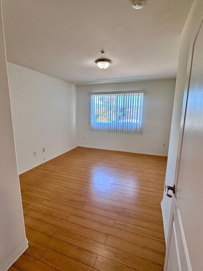 Building Photo - 3 Bedroom 2 Bath Penthouse condo in Van Nuys