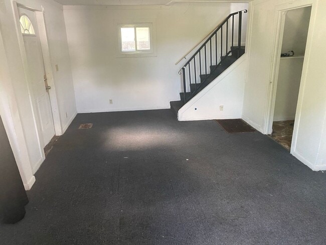Building Photo - Spacious 2-Bedroom Home for Lease in Akron