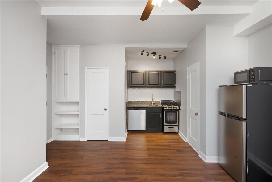 Building Photo - 1140 N La Salle Dr