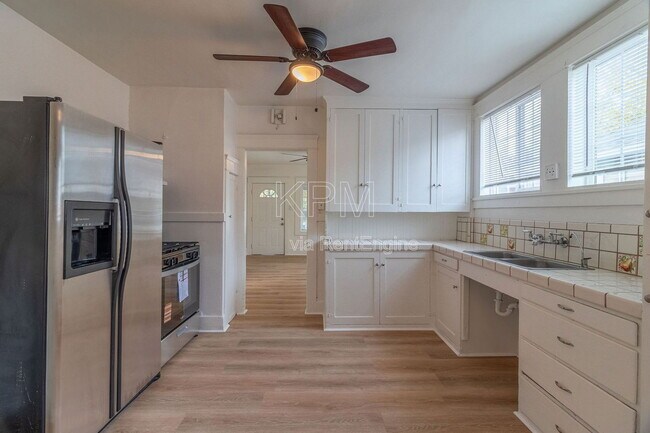 Building Photo - 444 E Sonoma Ave