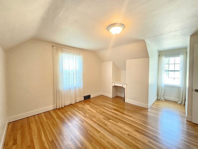 Building Photo - $2,100 - 3 Bed / 2 Bath Charming Home by G...