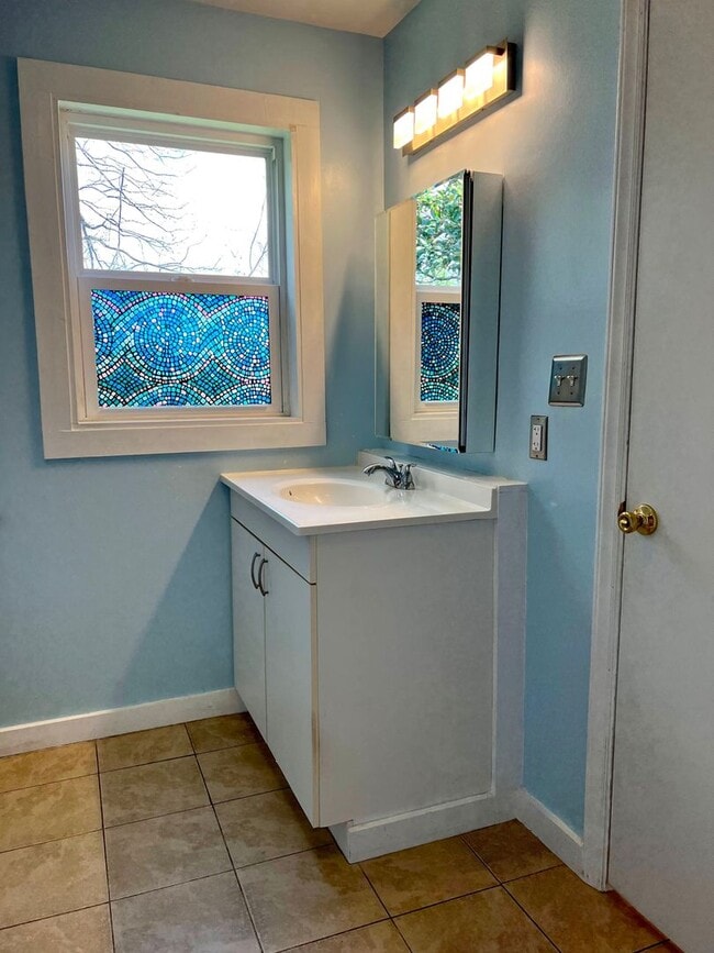 Building Photo - Beautiful and Spacious 5 Bedroom + 3 Bath Home w/ Office close to Downtown!