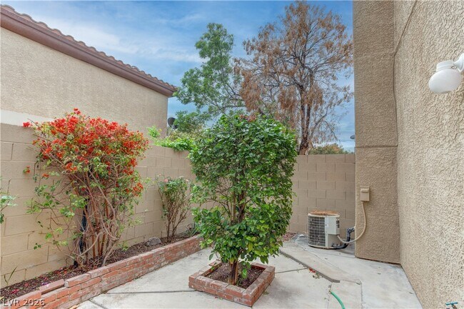 Building Photo - 690 Ambling Gait Ave