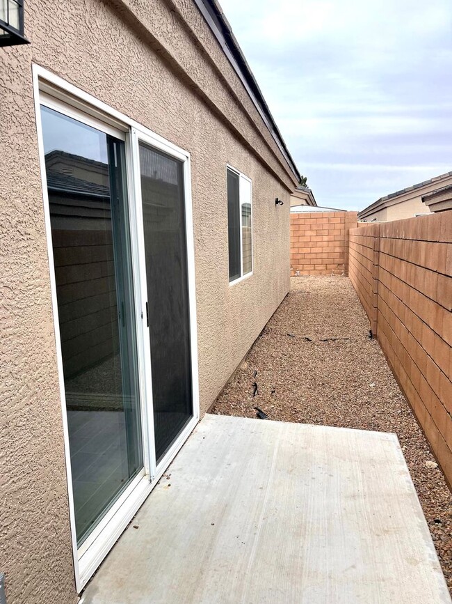 Building Photo - Beautiful 3 Bedroom Townhome Near Kingman Hospital!