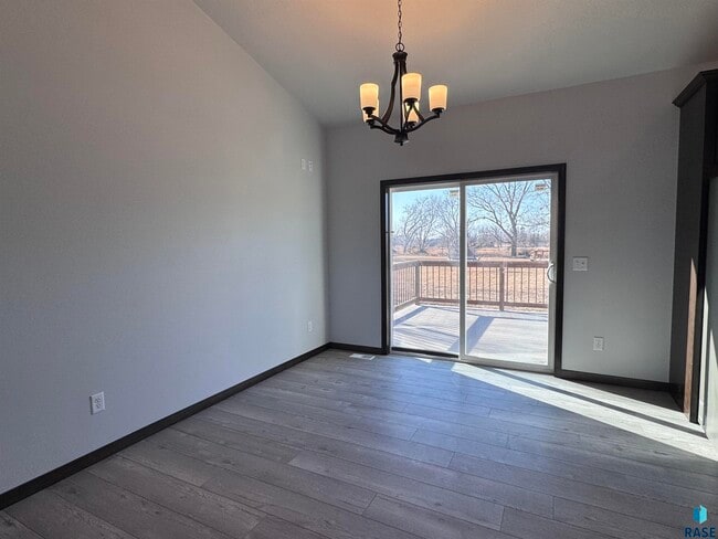 Building Photo - 415 N Elm St