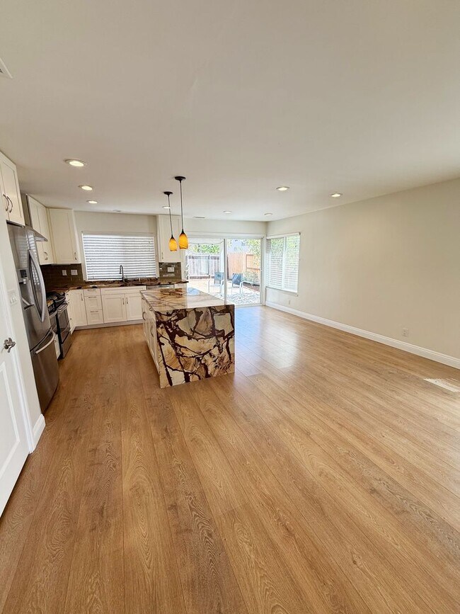 Building Photo - Beautifully Upgraded 4 Bed/2 Bath Single-L...