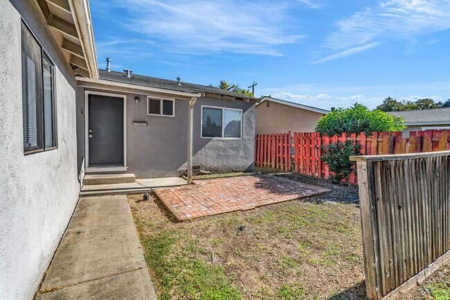 Building Photo - 5 bedrooms. Remodeled.Get ½ Off Your First Month’s Rent! Sign a lease and move in within 30 days—...