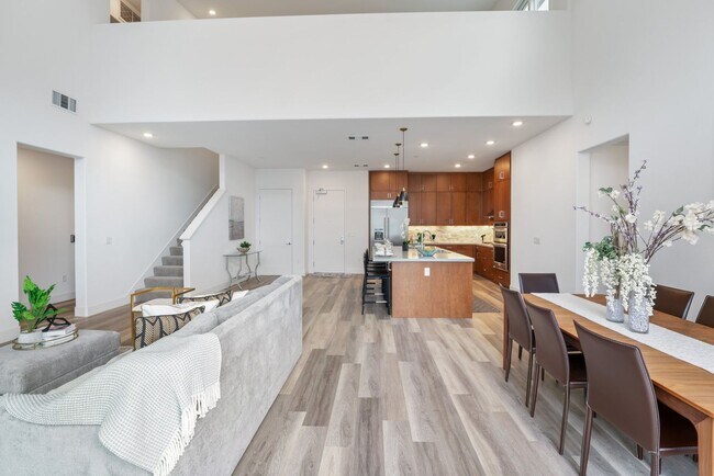 Building Photo - Gorgeous penthouse condo in East Industrial neighborhood – Fremont!