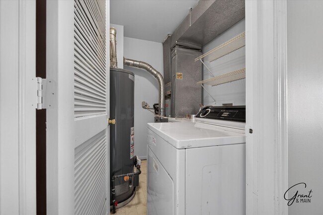 Building Photo - $1295 2 bedroom upper condo