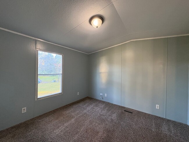 Building Photo - 2 Bedroom/ 1 Bathroom Mobile Home in Willo...