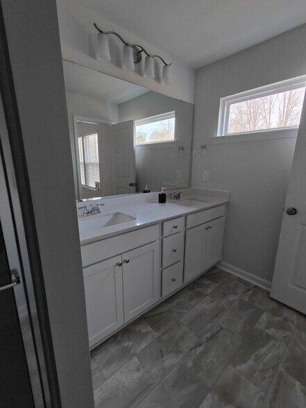 Building Photo - 806 Falls Grove Trl