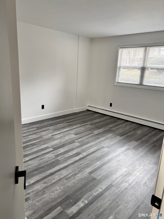 Building Photo - 1109 Waterbury Rd