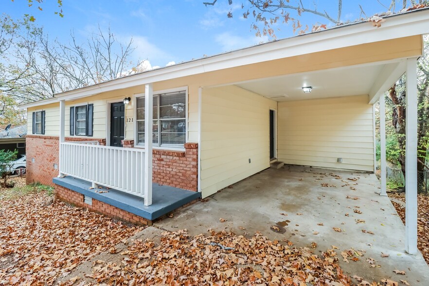 Building Photo - 121 Lindenhurst Dr