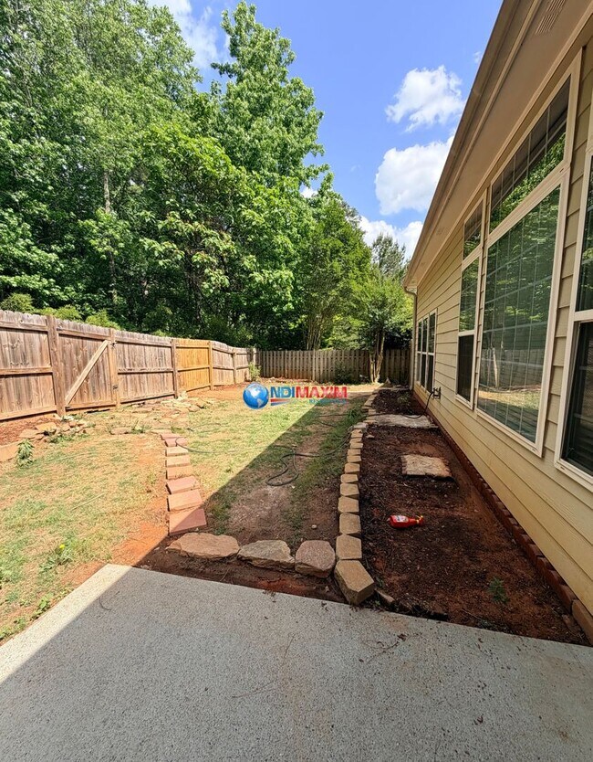 Building Photo - Spacious 4-bedroom house with fenced, FENCED backyard, Master on Main. Plus BONUS Room