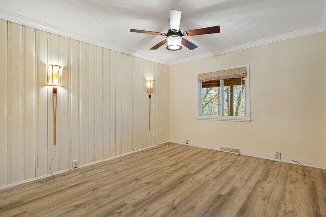 Building Photo - Rural Retreat in Candler with Bonus Room (Heat, Water, & Lawn Maintenance Included)