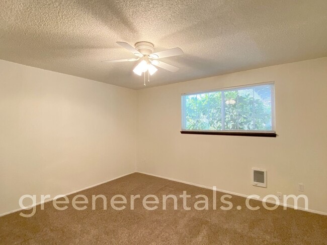 Building Photo - 2BR 1BA Duplex in Desired West Olympia Loc...