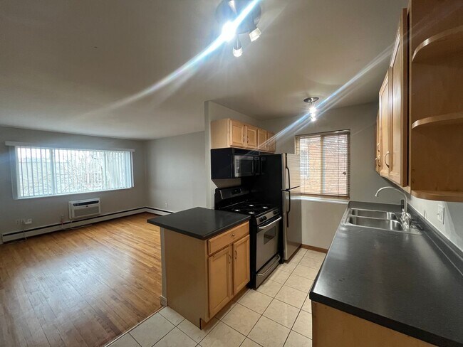 Building Photo - Fantastic 1 BR/1 BA Apartment in the Whitt...