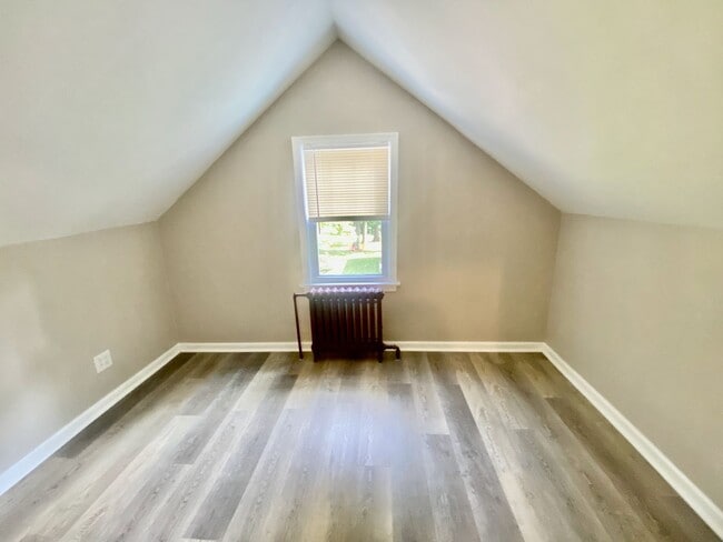 Building Photo - SPACIOUS 4 BED/2 BATH HOUSE-Luxury Vinyl F...