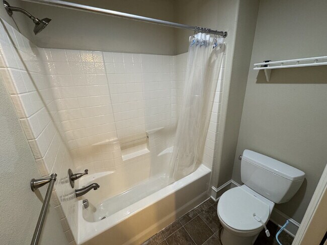 Building Photo - 4 Bedroom - 2 1/2 Bath Tualatin Home