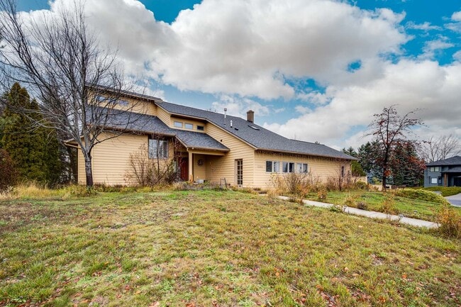 Building Photo - Luxury Rental: Chef’s Kitchen, Hot Tub & Room to Entertain