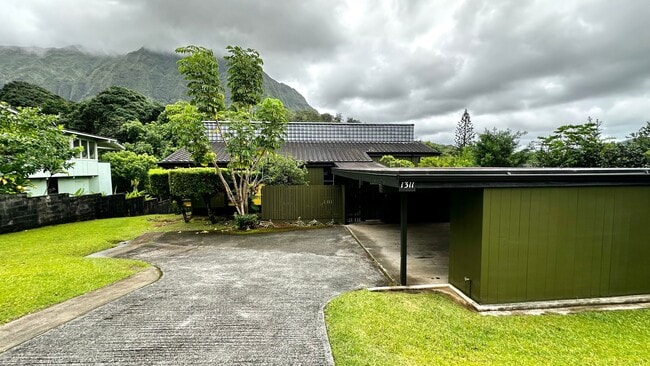 Building Photo - Spacious 3 BED/3 BATH Classic Maunawili Ho...