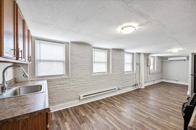 Building Photo - 107 NE Roanoke Ave