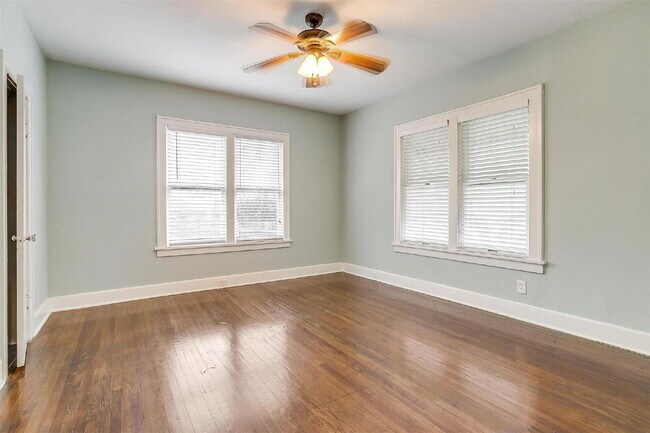 Building Photo - 2 bedroom Duplex in Ryan Place on Large Corner Lot