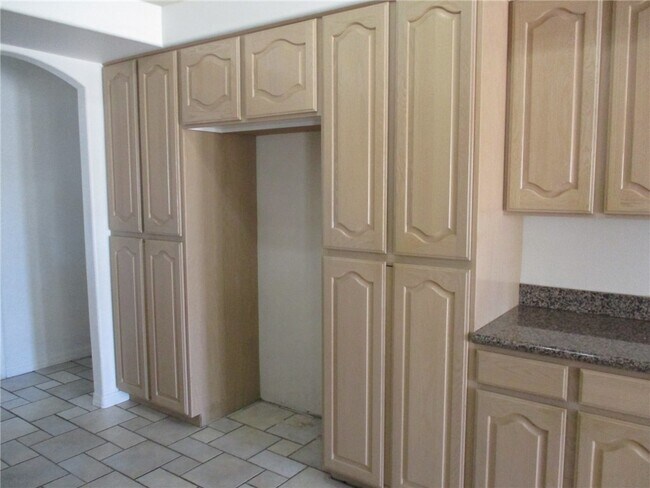 Building Photo - 2902 Desert Vista Dr