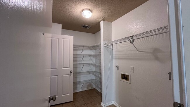 Building Photo - * Make this spacious home in Helotes off B...