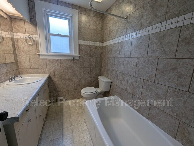 Building Photo - 822 Nuttman Ave