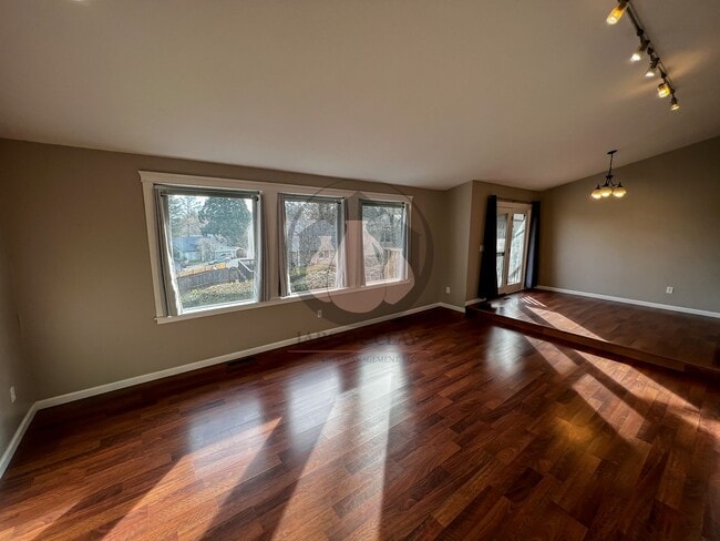 Building Photo - Beautiful South Salem Home-
