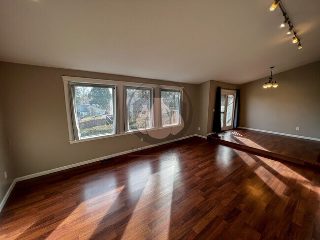Building Photo - Winter Move in Special* $700 Off First Ful...