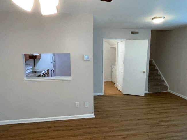Building Photo - 3BD 2.5BA End Unit Townhome