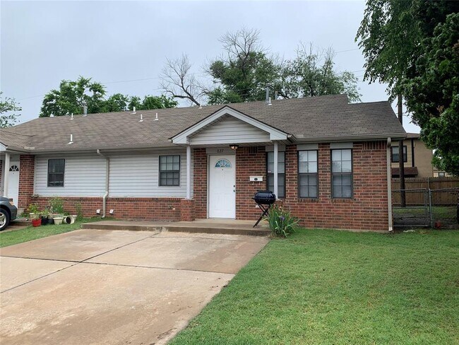Primary Photo - 827 Russell Cir