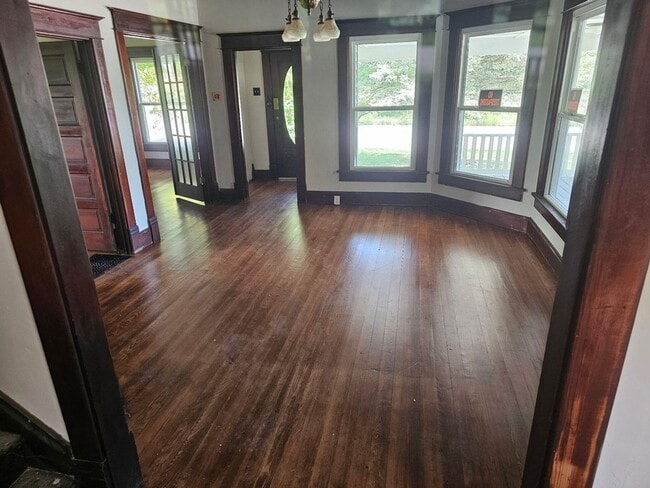 Building Photo - Large Victorian home in Aurora