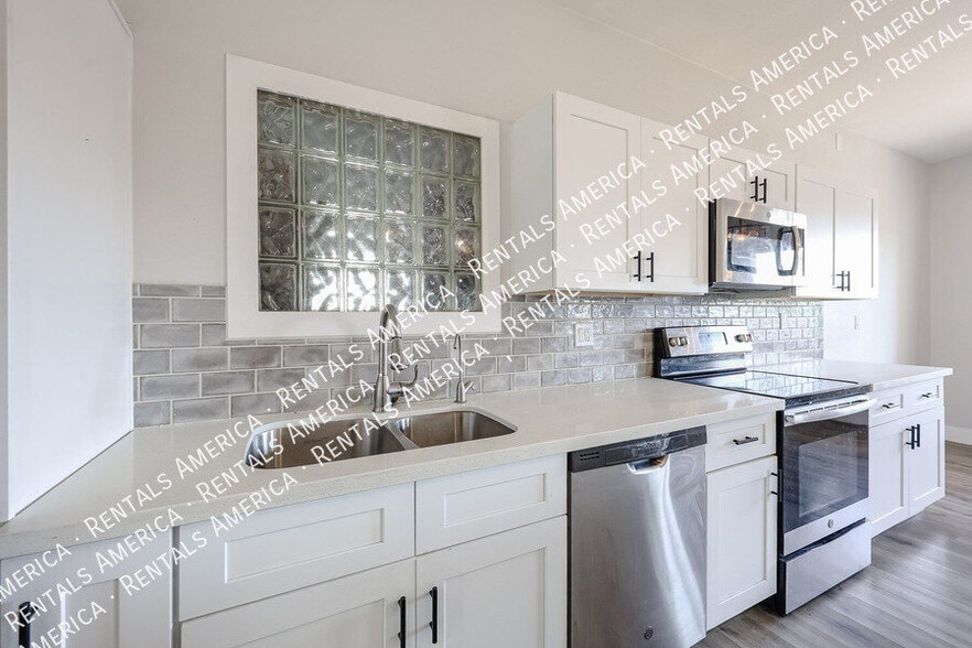 Building Photo - 2110 W Greenbriar Dr