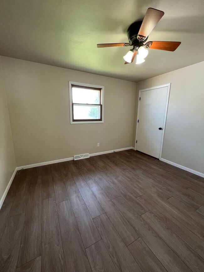 Building Photo - 1212 E Sylvan Ave