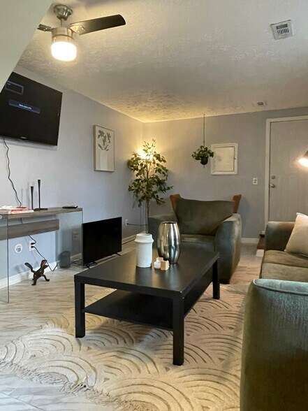 Building Photo - 888 W Lombard St