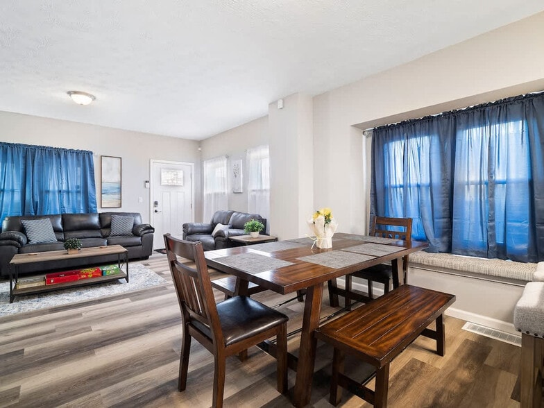 Building Photo - 1415 W 57th St