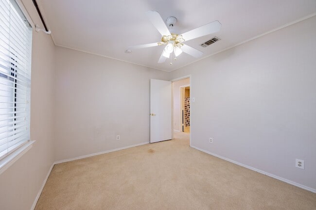 Building Photo - Charming 3-Bed Home by downtown Grapvine