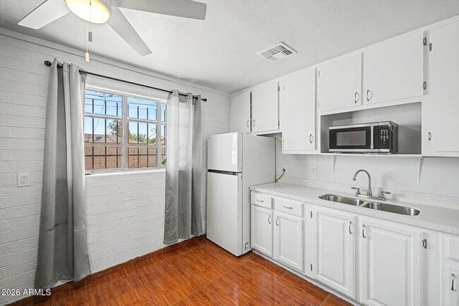 Building Photo - 1823 E Sunland Ave