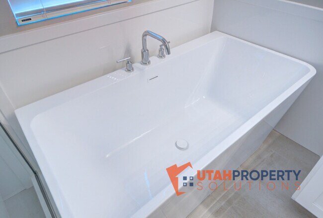 Building Photo - 982 W 380 S