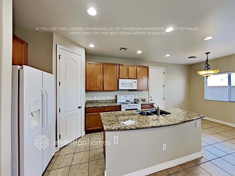 Building Photo - 9516 E Baywood Ave