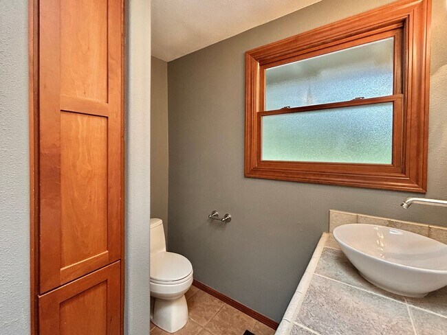 Building Photo - Tranquil Environment: 3 Bed, 1 Bath House