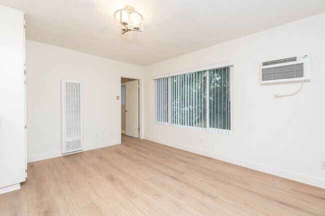 Interior Photo - 12740 Venice