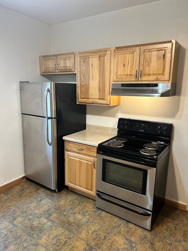 Building Photo - AVAILABLE NOW! FOR A DECEMBER 1ST MOVE IN - 4 Bedroom 1 Bath Home!