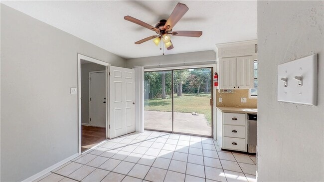 Building Photo - 1304 Merry Oaks Dr