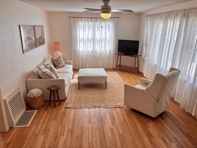 Building Photo - 2 Bedroom Home in Lincoln Park