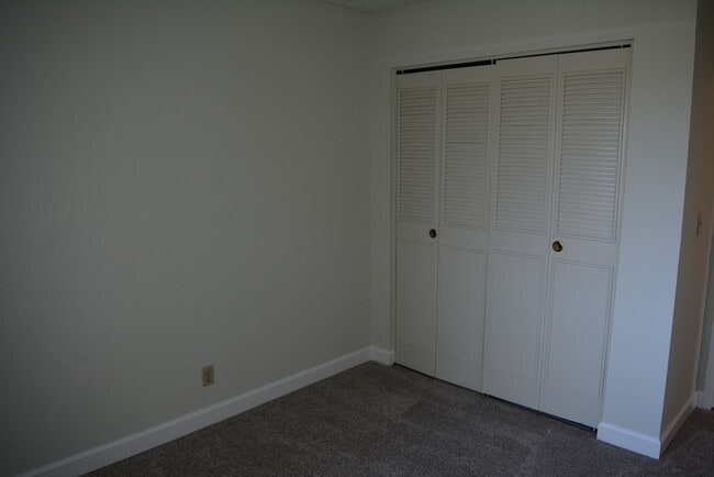 Building Photo - UPSTAIRS 2 BEDROOM UNIT IN A 4PLEX AT HAMILTON DOWNS