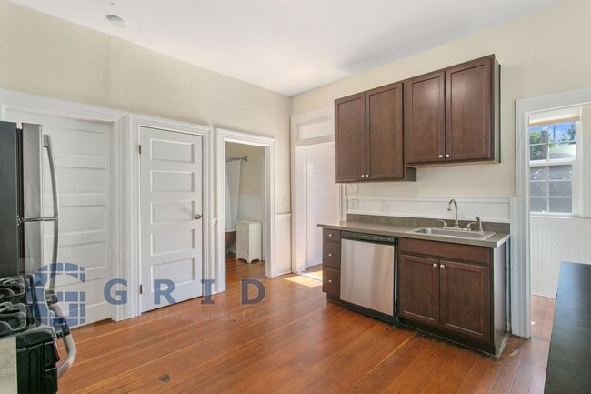 Building Photo - Gorgeous 2 Bedroom Victorian Home!